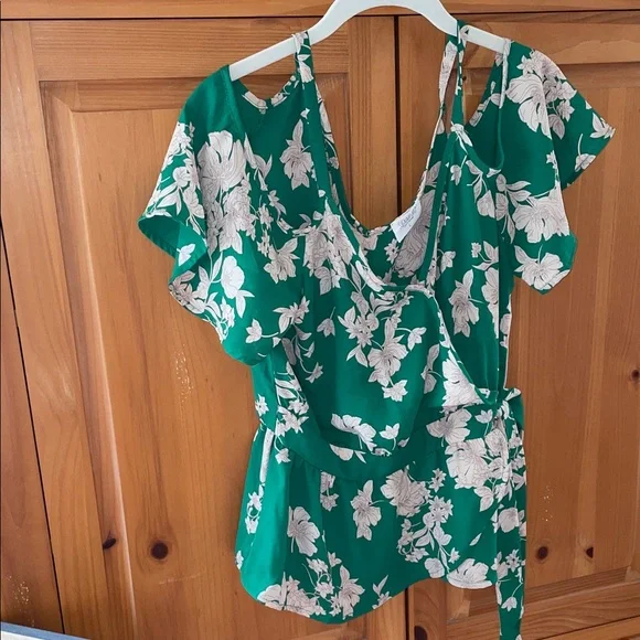 Green Floral Crop Top 💚🌼 - Picture 4 of 11